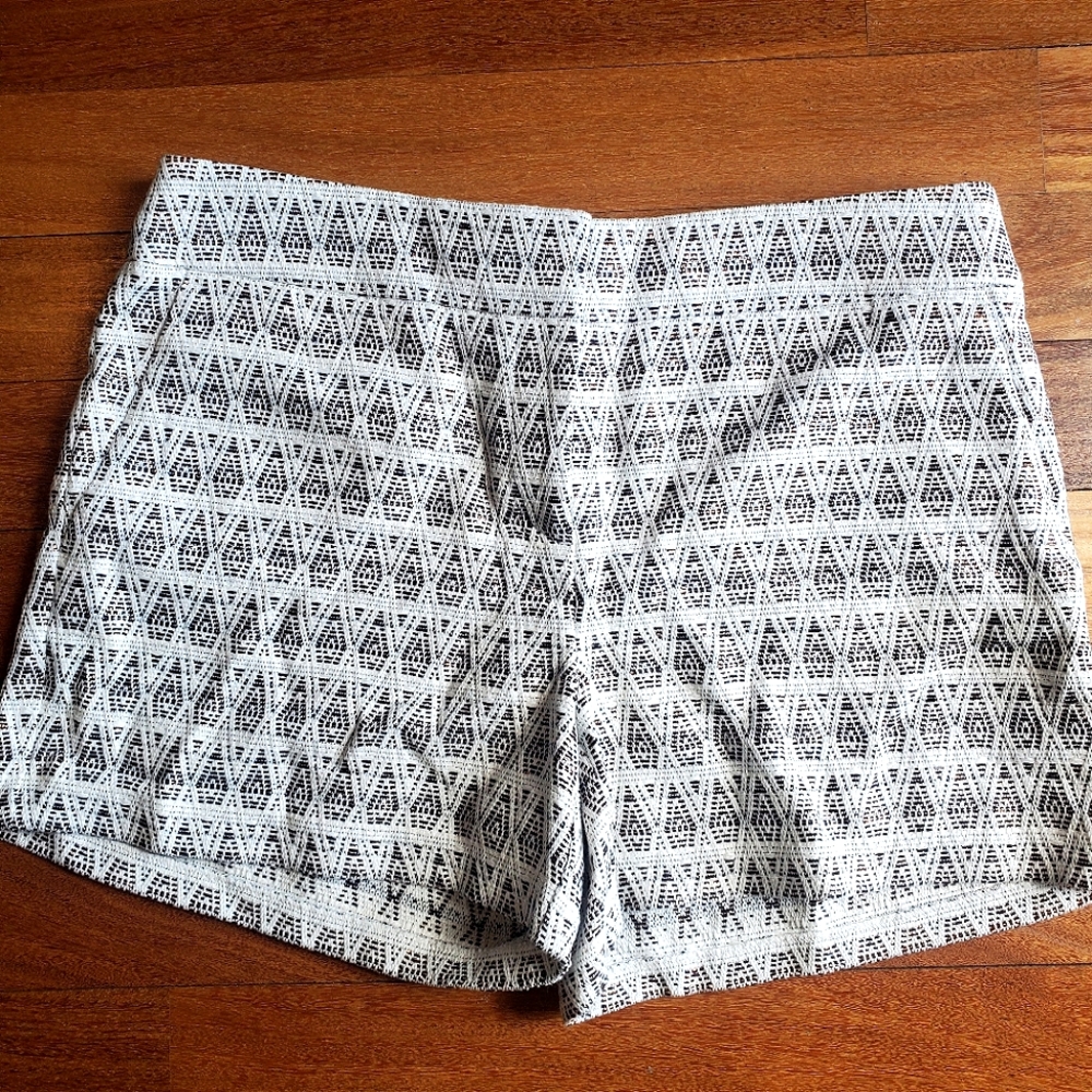 LOFT Riveria shorts 4" off-white ww/copper thread pattern. Sz 8 lightly worn